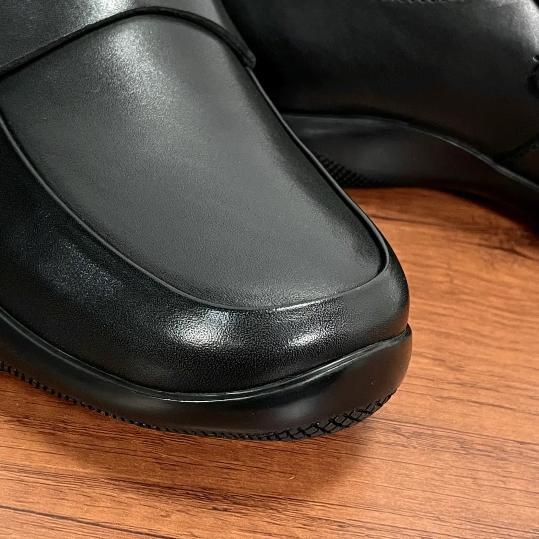 💰720 Code: YS003342 Prada/Prada men's new leather sneakers. These sneakers are made of imported calf leather and have a classic penny loafer upper design style, inspired by classic aesthetic concepts. Equipped with 3.5cm iconic red label lightweight elastic rubber soles, fabric and cowhide mixed lining, and silk-printed logo cowhide foot pads. The style is versatile and durable, comfortable and breathable, and comes with a full set of original packaging dust bags! Size: 39-40-41-42-43-44 Standard leather shoe size (45 can be customized but returns and exchanges are not supported) Item number: 4D3612 Black